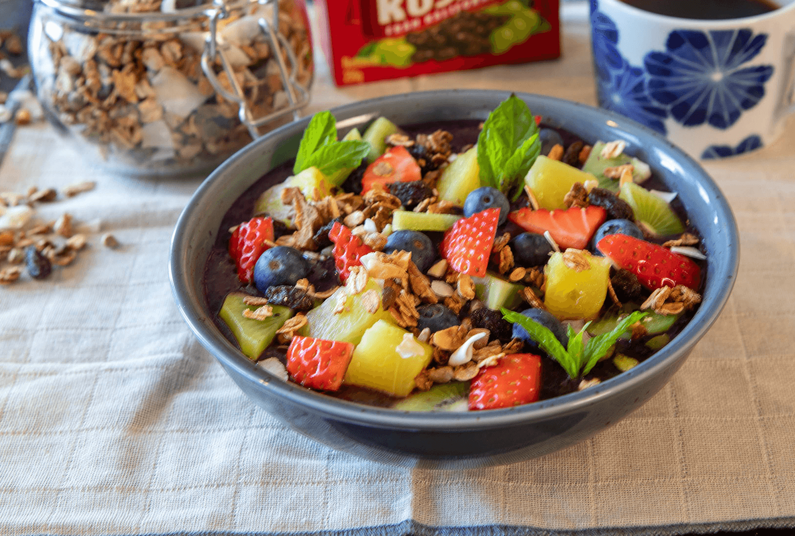 Smoothiebowl med blåbær og ananas toppet med granola